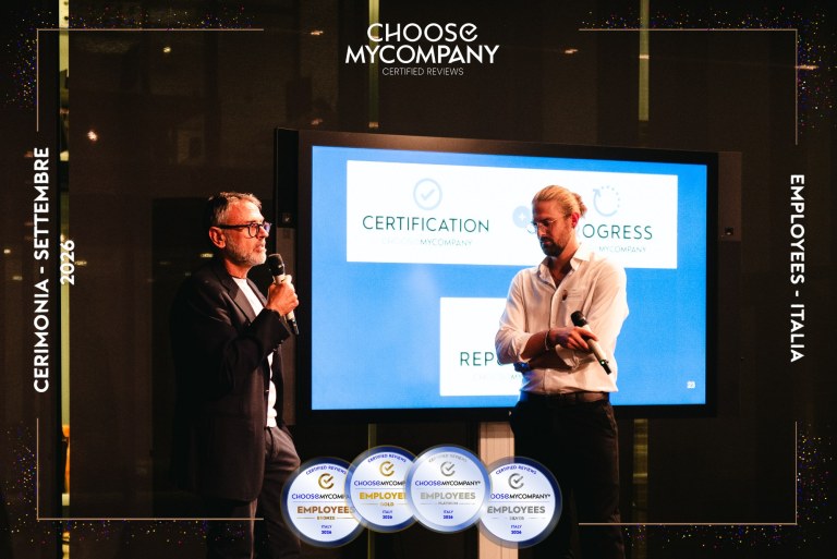 Cerimonia ChooseMyCompany EmployeesIndex 2026: due relatori sul palco con i badge delle certificazioni Employees Italia